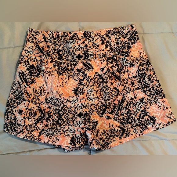 New Charlotte Russe geometric peach orange black Fall shorts S Small - Picture 1 of 2